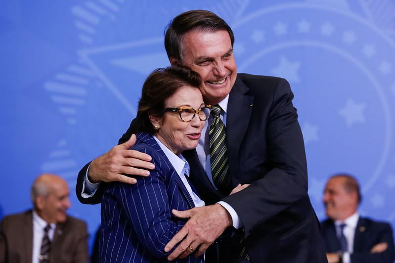 Jair Bolsonaro abraça a ministra da Agricultura, Tereza Cristina
