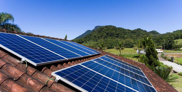 Painel solar em propriedade rural, energia solar