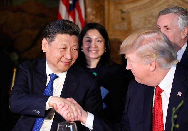 Donald Trump e Xi Jinping apertam as mãos