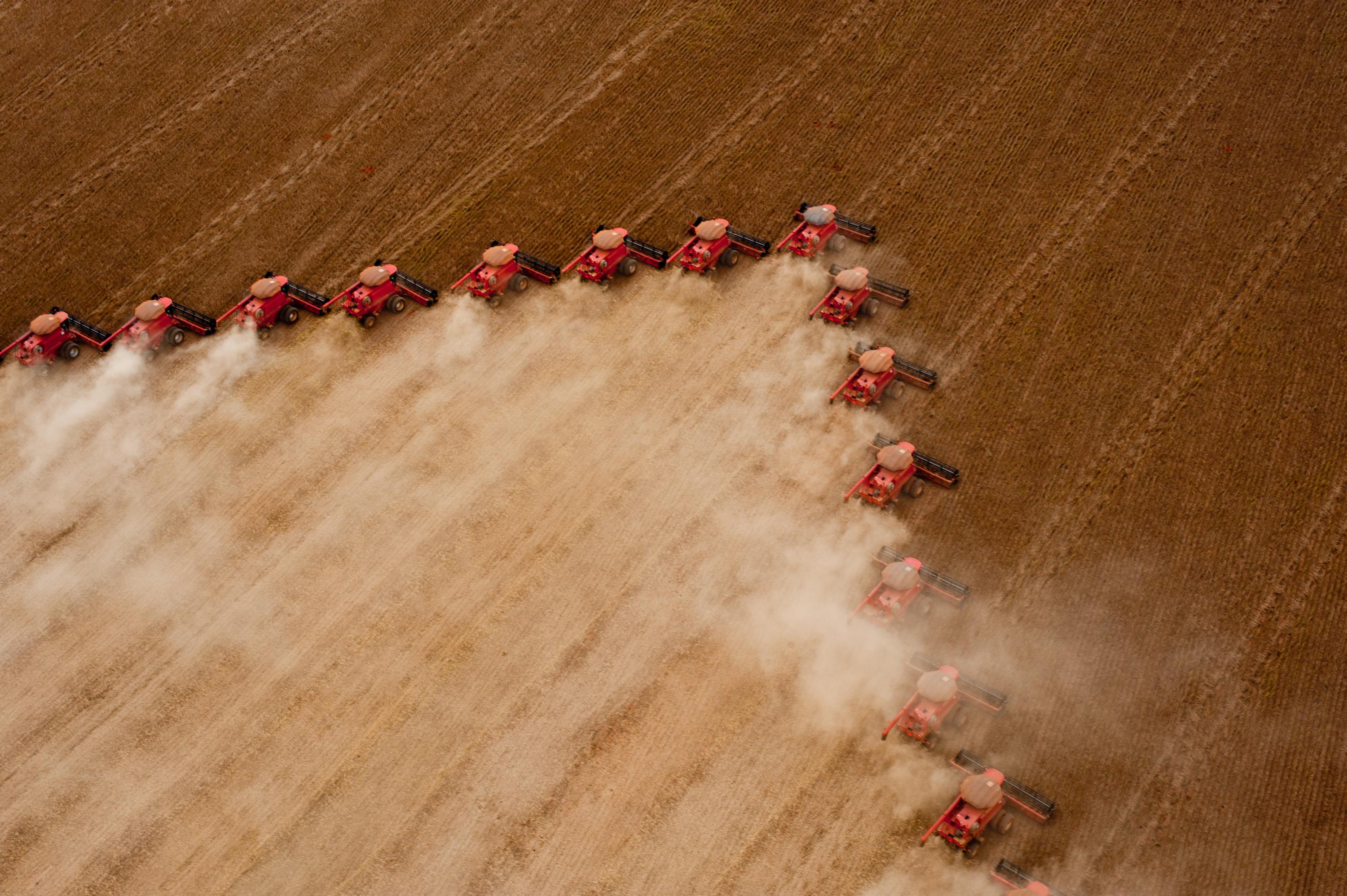 Vista aérea da colheita da soja