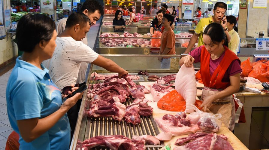 Chineses comprando carne bovina em mercado, carnes