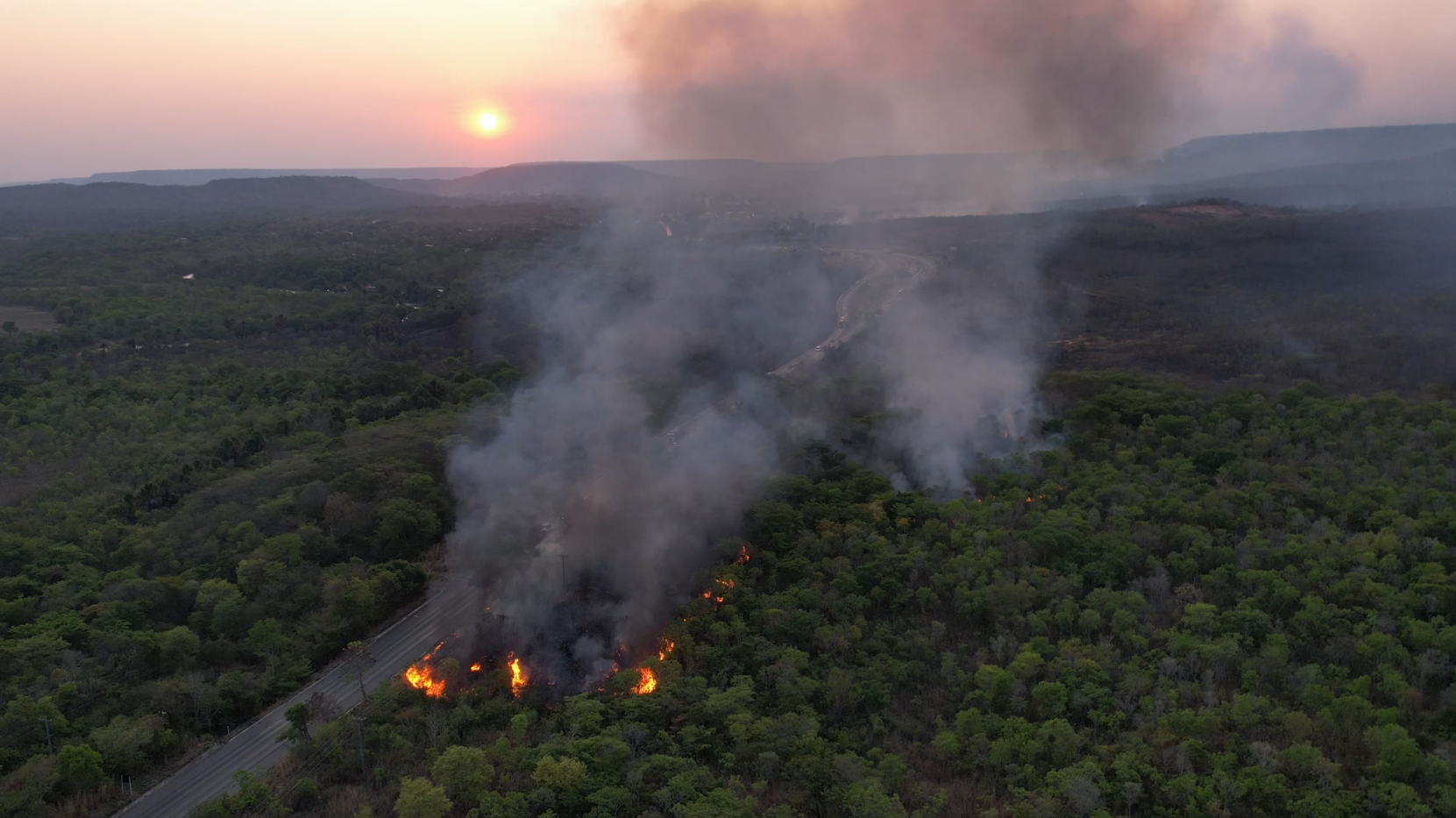 Base de Incêndios Florestais no Oeste da Bahia, segue combatendo focos de incêndio que já duram três dias na Serra da Bandeira, em Barreiras (BA). O local que abriga vegetação de cerrado fica ao redor da área urbana da cidade, nas proximidades da BR-242