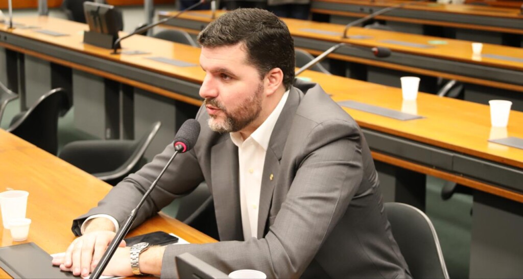 Leite: entidades se reúnem com Fávaro para definir apoio ao setor Leite: entidades se reúnem com Fávaro para definir apoio ao setor