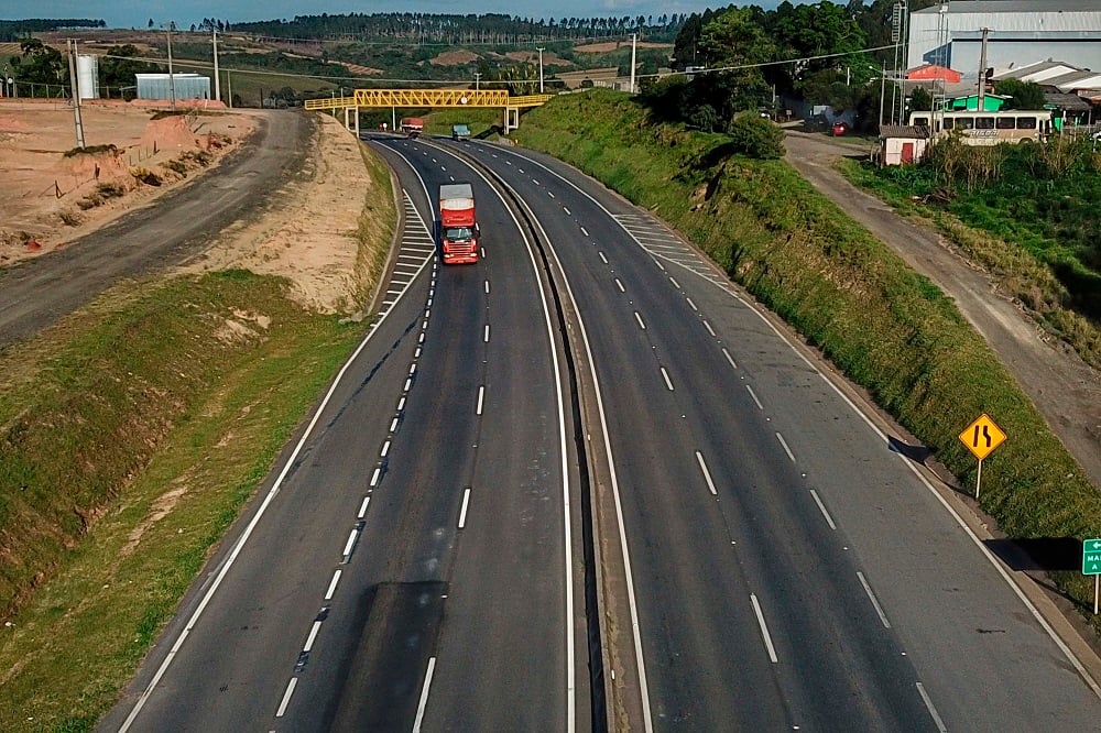 estrada: rodovias no Paraná