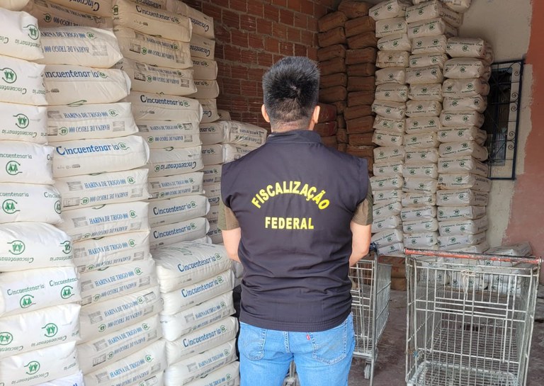 No Paraná, autoridades descobriram um depósito irregular com farinha de trigo argentina, sem autorização de importação