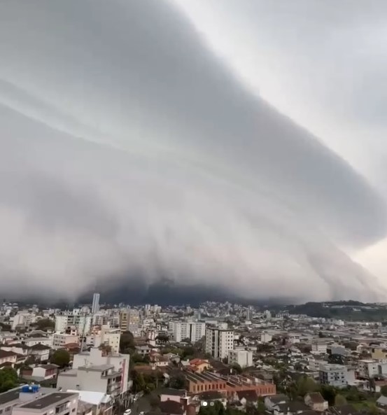 Nuvem prateleira: fenômeno raro assusta moradores de Caxias do Sul