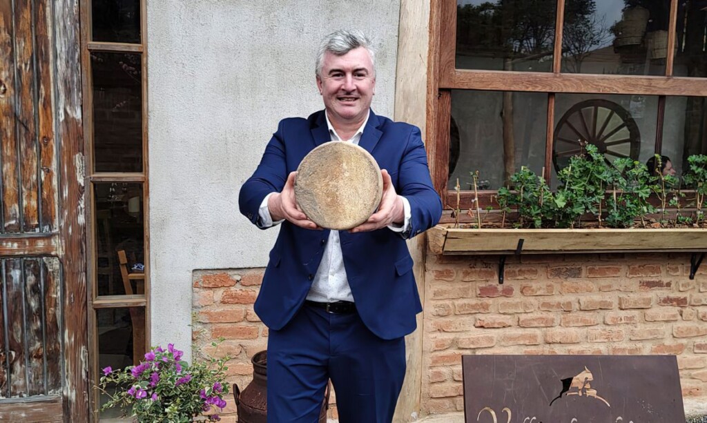 Fabrício Le Draper Vieira segurando o queijo vencedor. Queijo brasileiro escolhido entre os 12 melhores do mundo no concurso Mundial de Tours, na França. Fabrício Le Draper Vieira segurando o queijo vencedor. Queijo brasileiro escolhido entre os 12 melhores do mundo no concurso Mundial de Tours, na França.