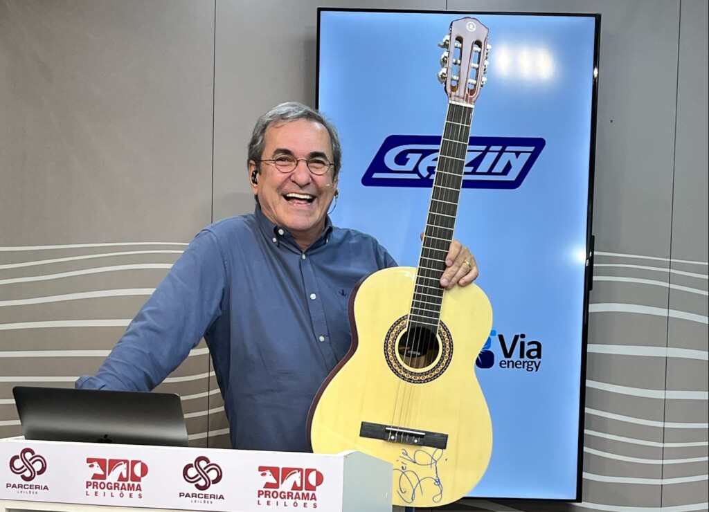 violão do cantor sertanejo Leonardo, em leilão da Agropecuária Reconquista violão do cantor sertanejo Leonardo, em leilão da Agropecuária Reconquista