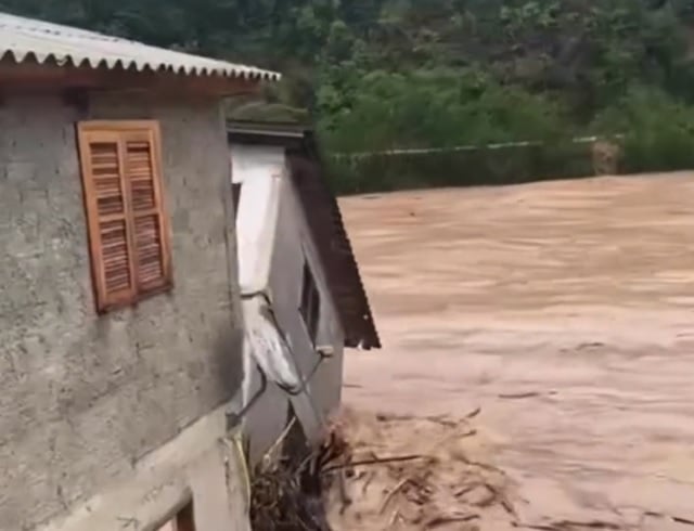 casa sendo arrastada pela correnteza após forte chuva em Santa Catarina