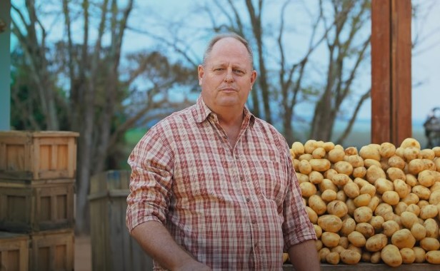 'Do campo ao pacote': campanha de salgadinho de batata destaca trabalho do produtor rural