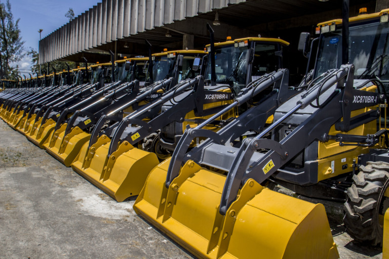 governo da Bahia entregou na tarde desta quinta-feira (19), a entrega de 227 equipamentos agrícolas e maquinários a prefeituras, entidades e consórcios regionais, em solenidade realizada no Parque de Exposições de Salvador (BA).