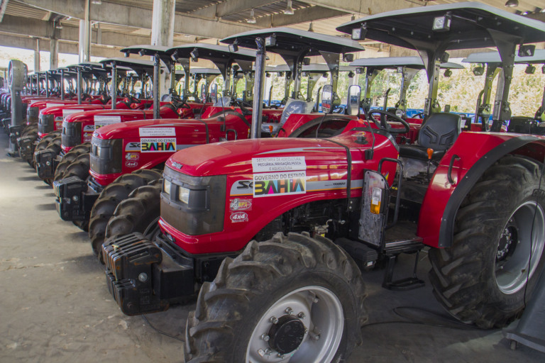 governo da Bahia entregou na tarde desta quinta-feira (19), a entrega de 227 equipamentos agrícolas e maquinários a prefeituras, entidades e consórcios regionais, em solenidade realizada no Parque de Exposições de Salvador (BA).