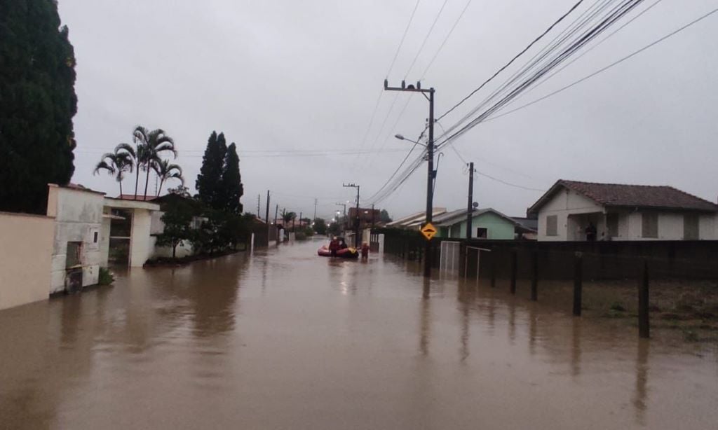 Cidade de Tubarão, em Santa Catarina, afetada por enchente após chuva forte