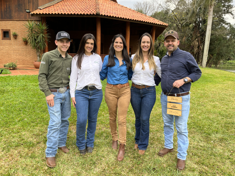 Família de avicultores no interior do Paraná