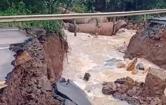 trecho de estrada tomado pela água em Santa Catarina em razão da forte chuva que atingiu o estado