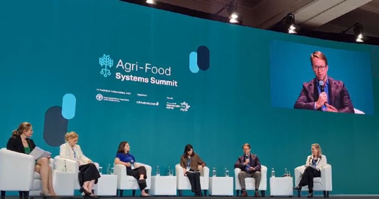 Jason Weller, Diretor de Sustentabilidade da Global da JBS, participa de painel durante a COP28