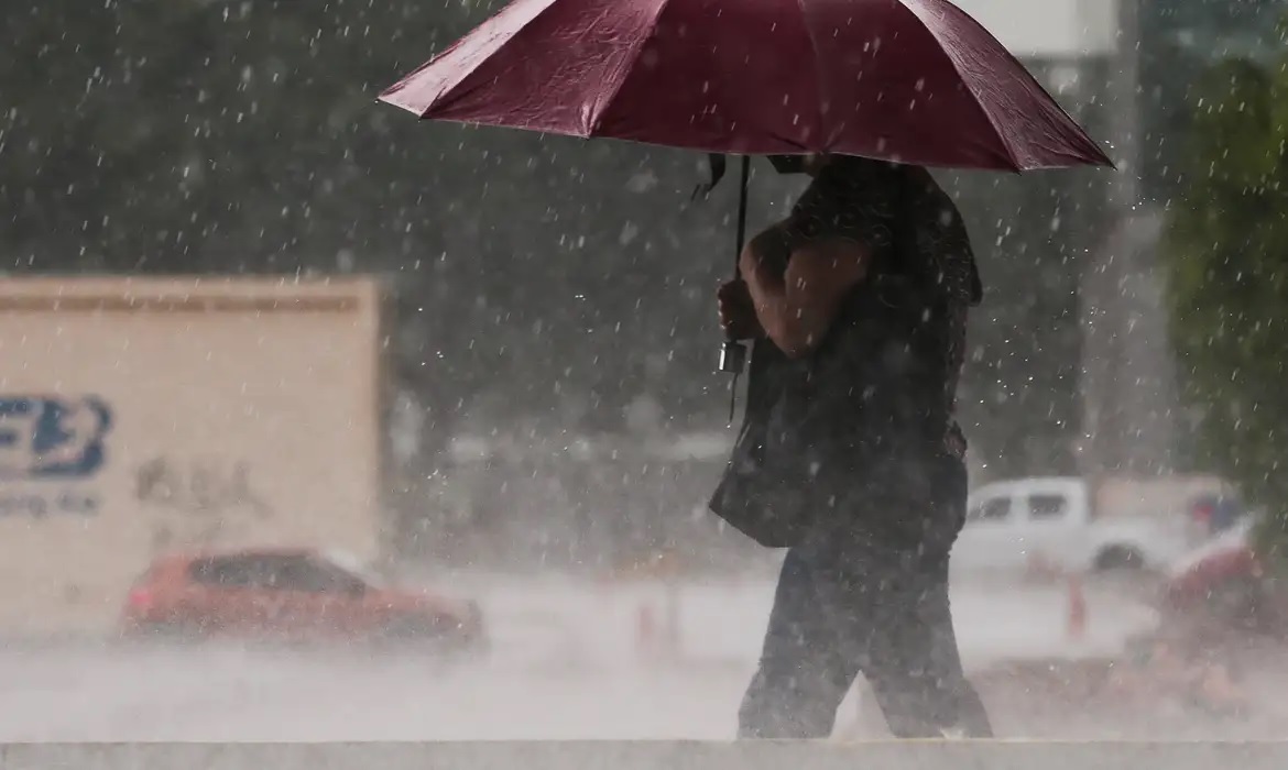 Áreas de cinco estados terão temporais e ventania hoje