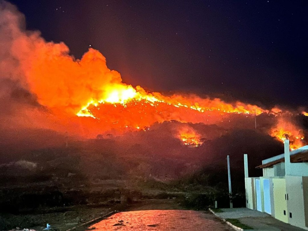 Incêndios florestais na Bahia. Fogo atinge serra do mimo em Barreiras no oeste do estado