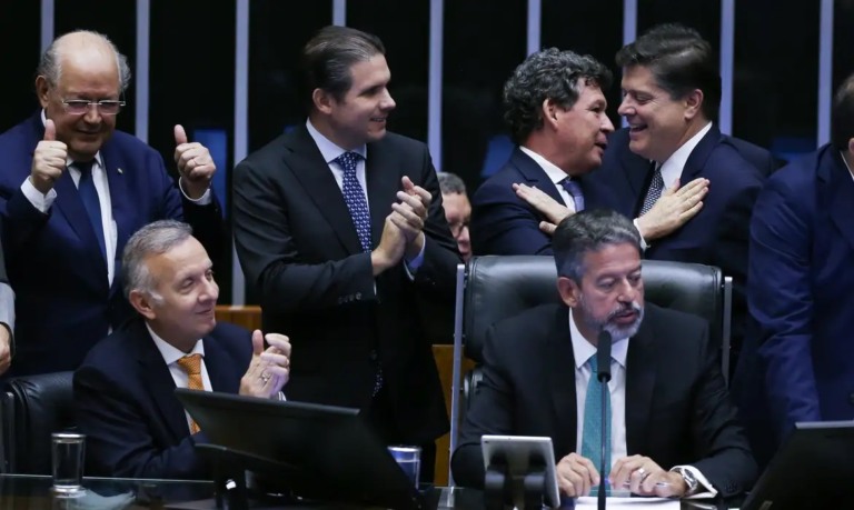 Câmara aprova reforma tributária em segundo turno Câmara aprova reforma tributária em segundo turno