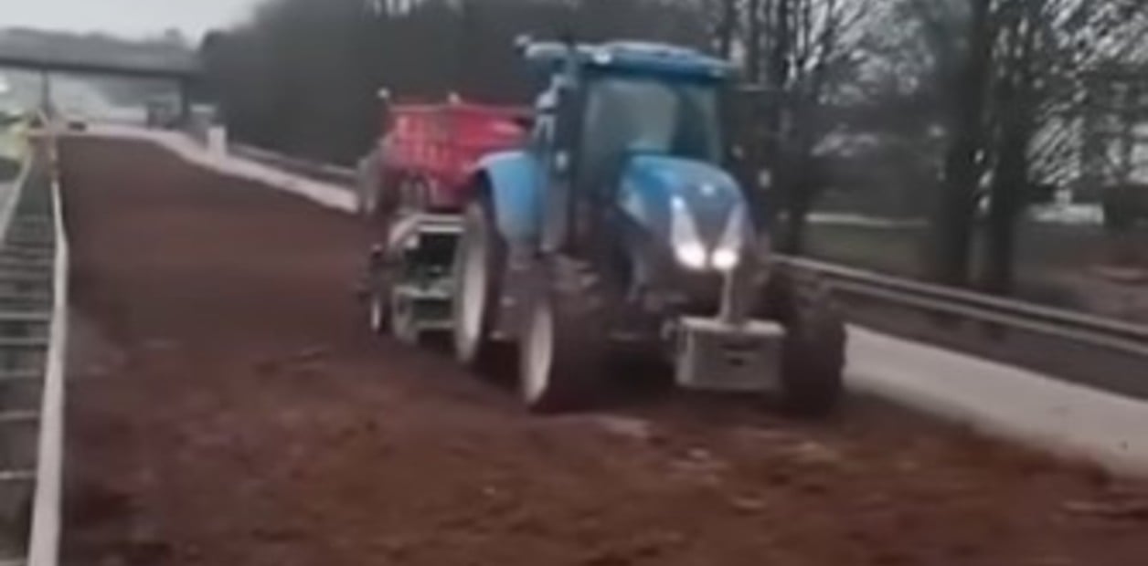 Agricultores franceses transformam rodovia em lavoura durante protesto