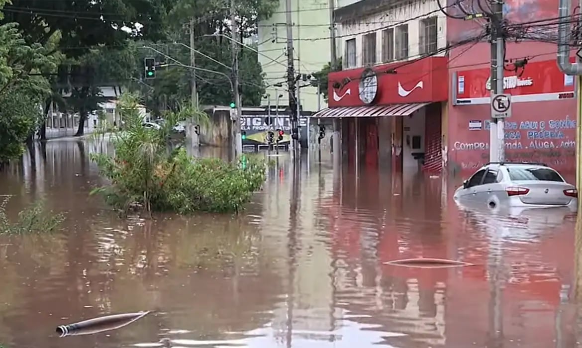 chuva provoca alagamento em São Paulo