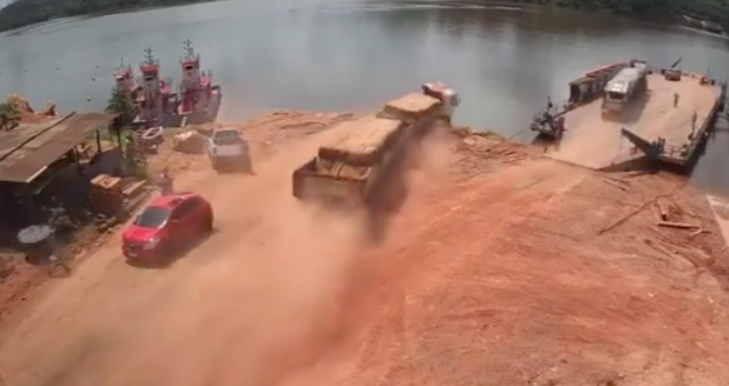 Carreta bitrem acidente rio xingu