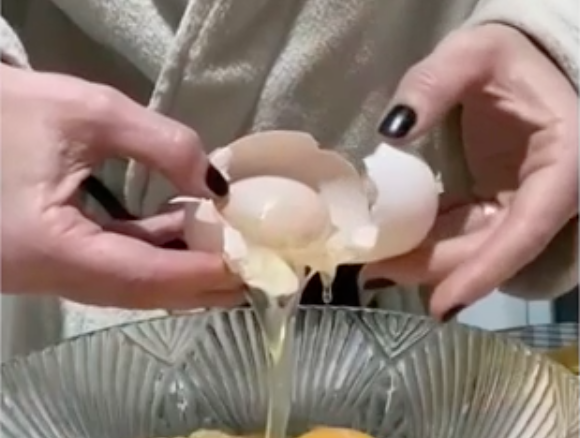 ovo gigante com ovo dentro