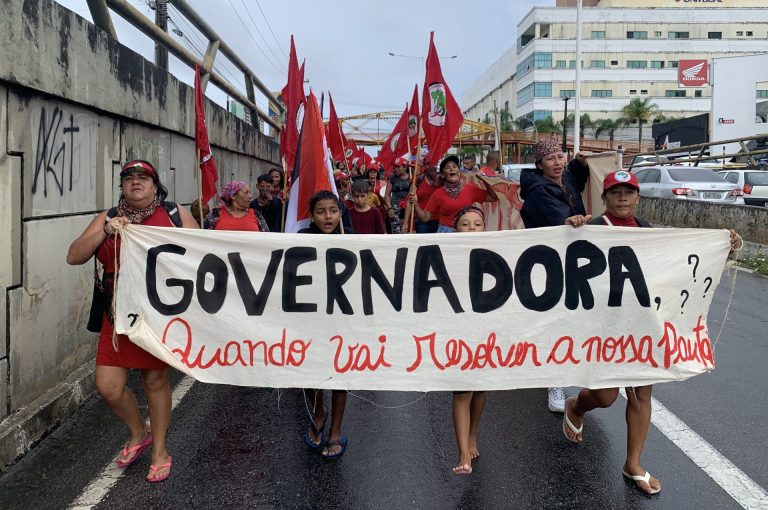 Mulheres do MST em marcha em Natal (RN), antes de invadirem sede do governo. Foto: MST