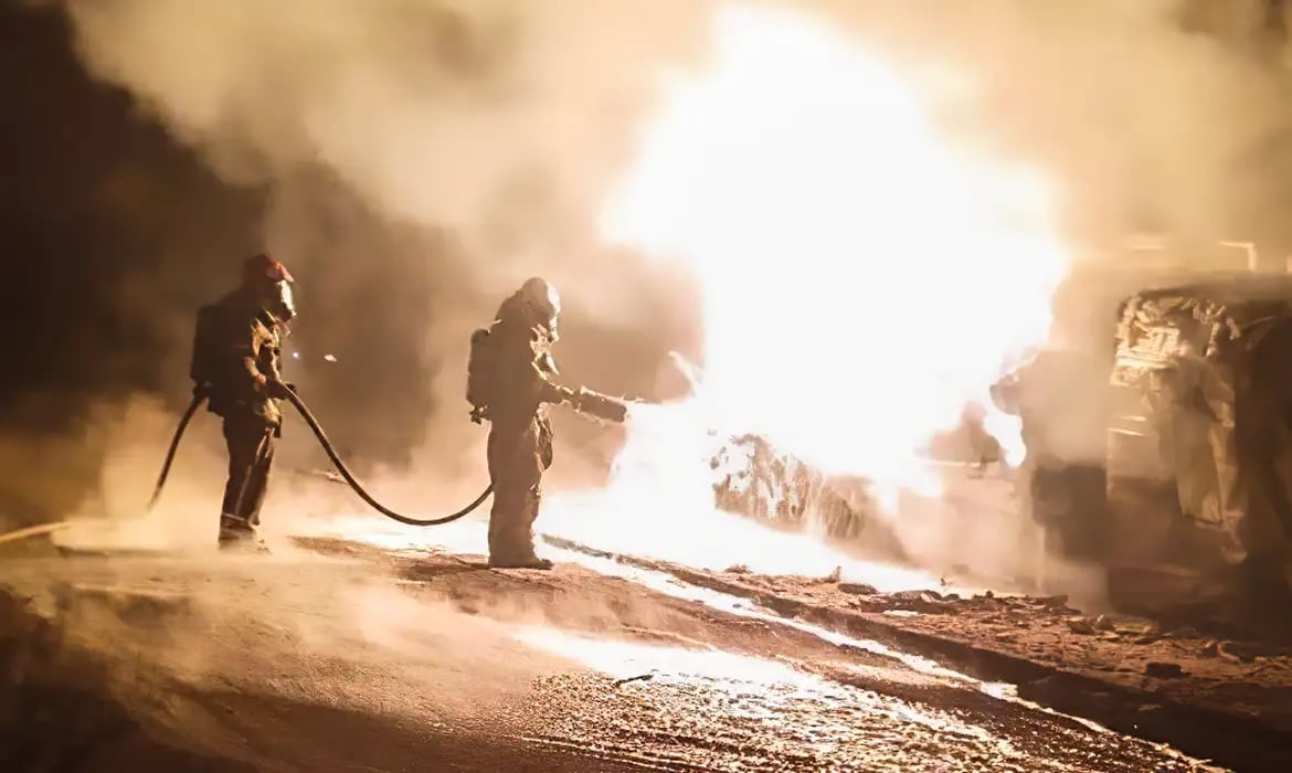 Caminhão-tanque tomba e causa incêndio em Belo Horizonte