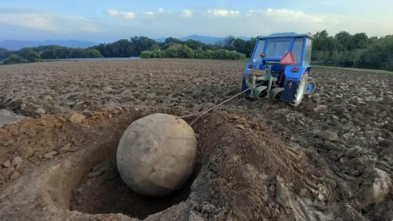 Agricultor que arava a terra descobre ninho de metralhadoras nazistas