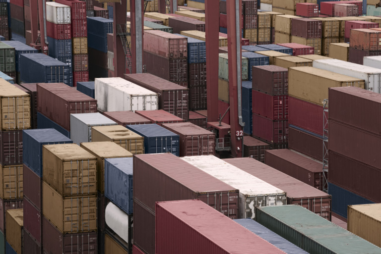 comércio exterior: contêineres para exportação e importação