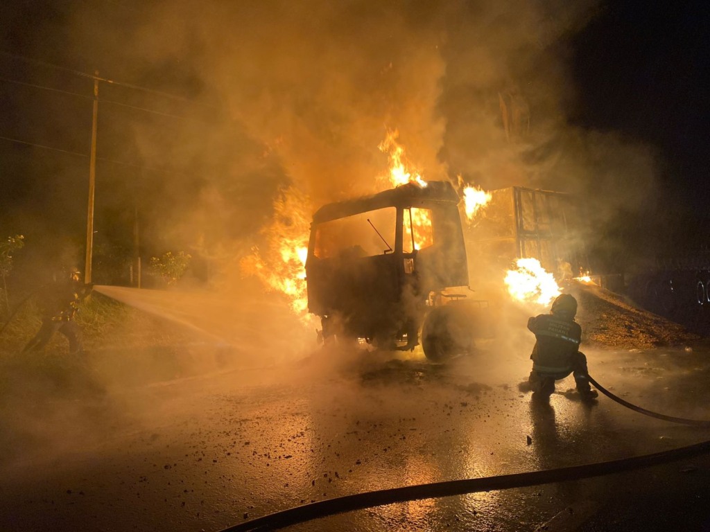 Bombeiros Incêndio Carreta Grãos Maringá Bombeiros Incêndio Carreta Grãos Maringá