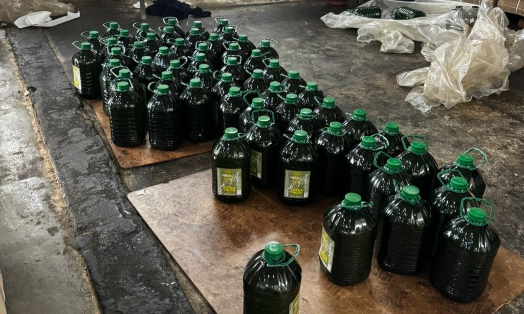 Apreensão de azeites em fábrica cladestina Apreensão de azeites em fábrica cladestina