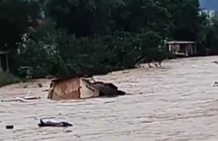 VÍDEO: casa é arrastada por correnteza de rio durante chuva em SC