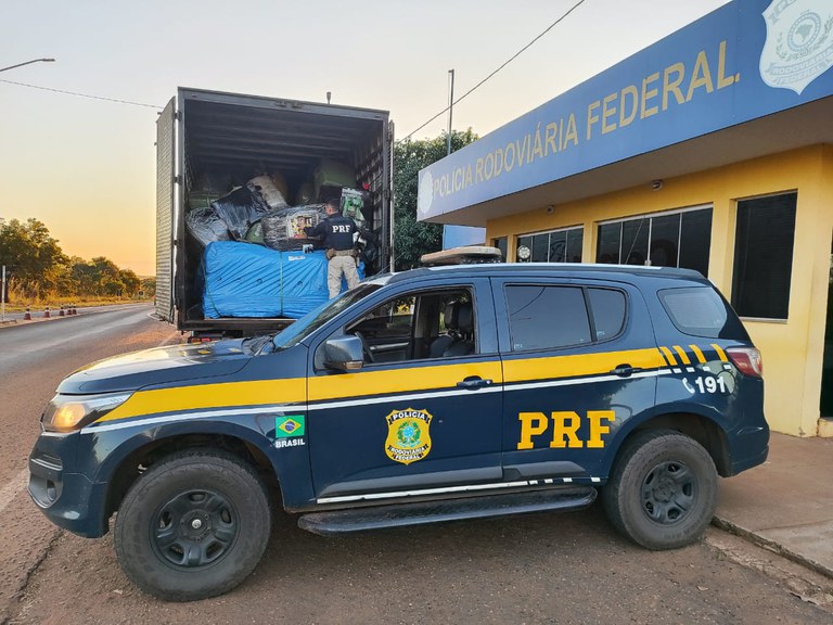 Polícia Rodoviária apreende mercadorias ilegais em carga de couro bovino