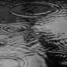 gotas de chuva em poça d'água
