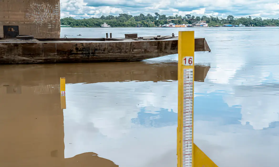 nível baixo da água em rio da Amazônia