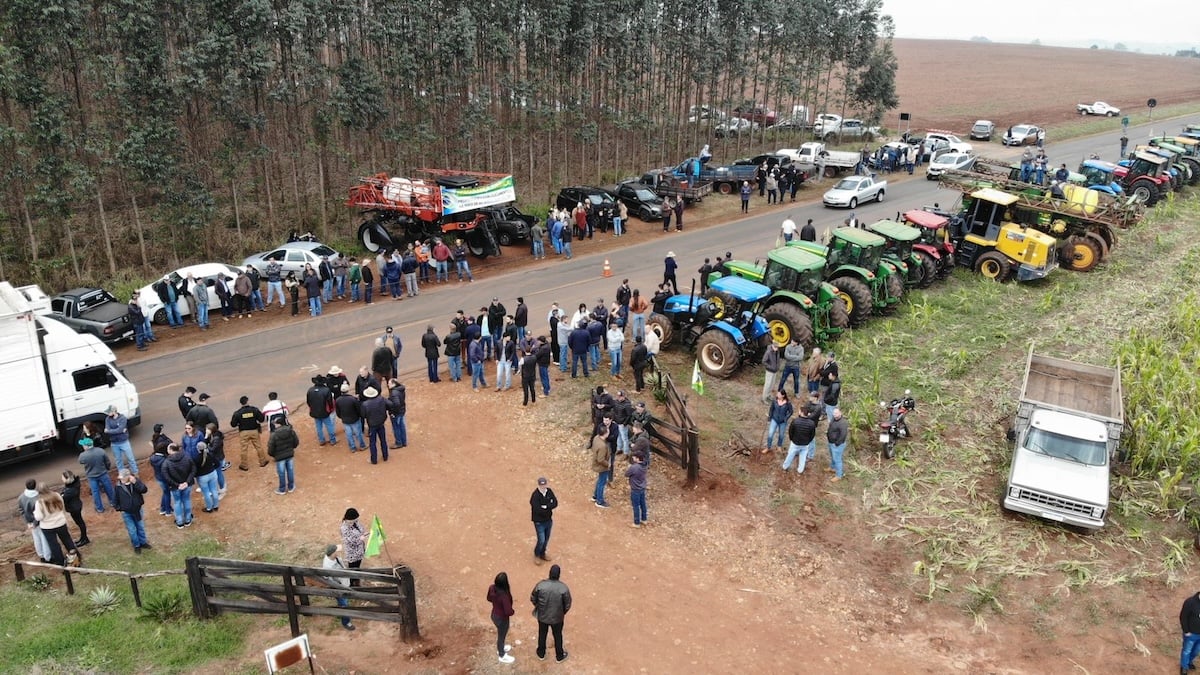Produtores rurais com máquinas agrícolas e carros protestam contra invasões no Oeste do PR