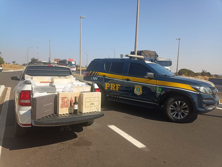 Apreensão polícia rodoviária federal vinhos