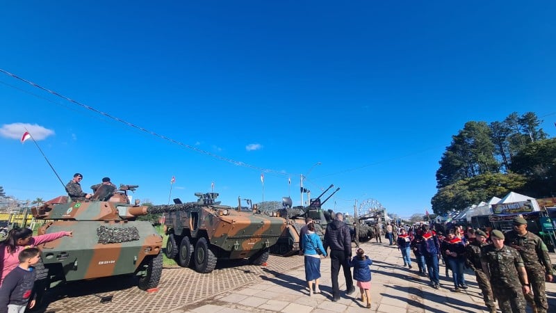 Veículos do Exército utilizados nas enchentes estão em exposição na Expointer