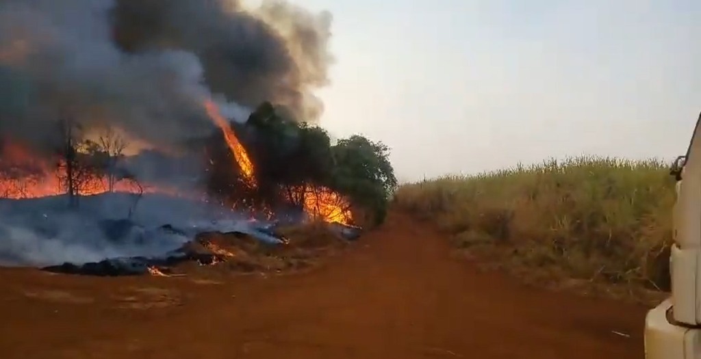Incêndio em canavial Minas Gerais Incêndio em canavial Minas Gerais