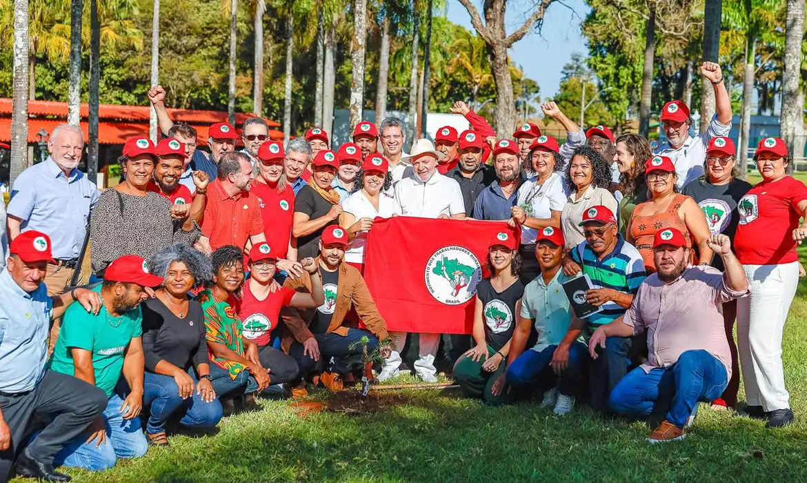 Lula se encontra com membros do MST em Brasília