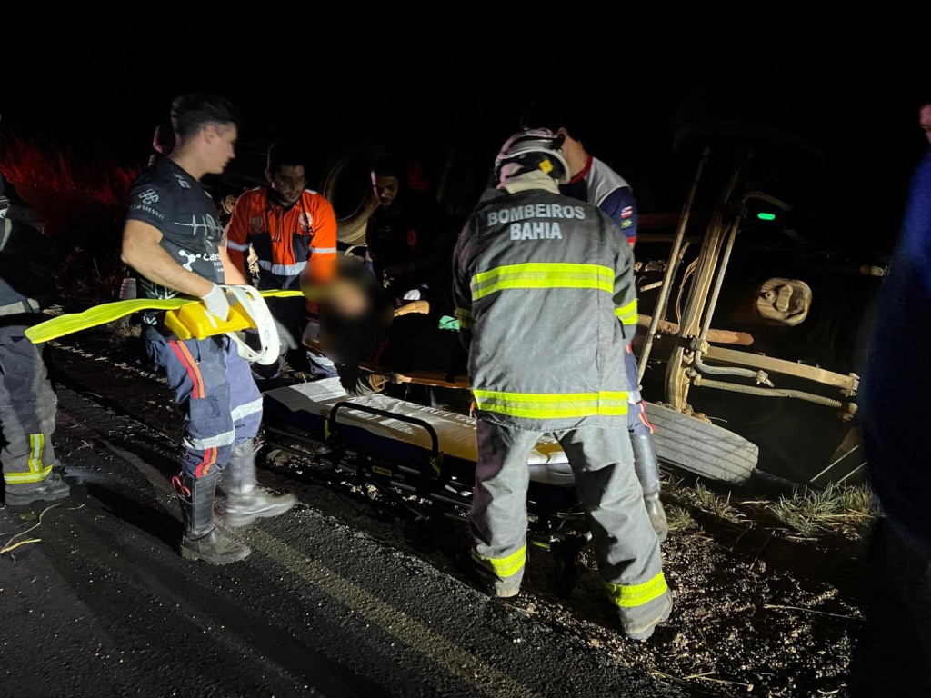 acidente, carreta, sementes, BA-459, Barreiras, BR-242, corpo de bombeiros, carreta basculante