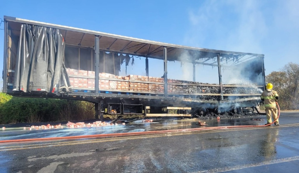 Incêndio destrói mil fardos de leite condensado em carreta no Norte de Minas Incêndio destrói mil fardos de leite condensado em carreta no Norte de Minas