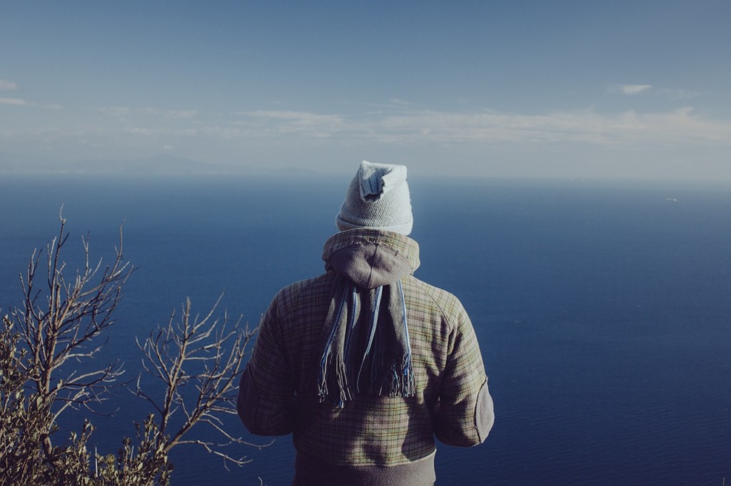 homem em época de onda de frio, frente fria homem em época de onda de frio, frente fria