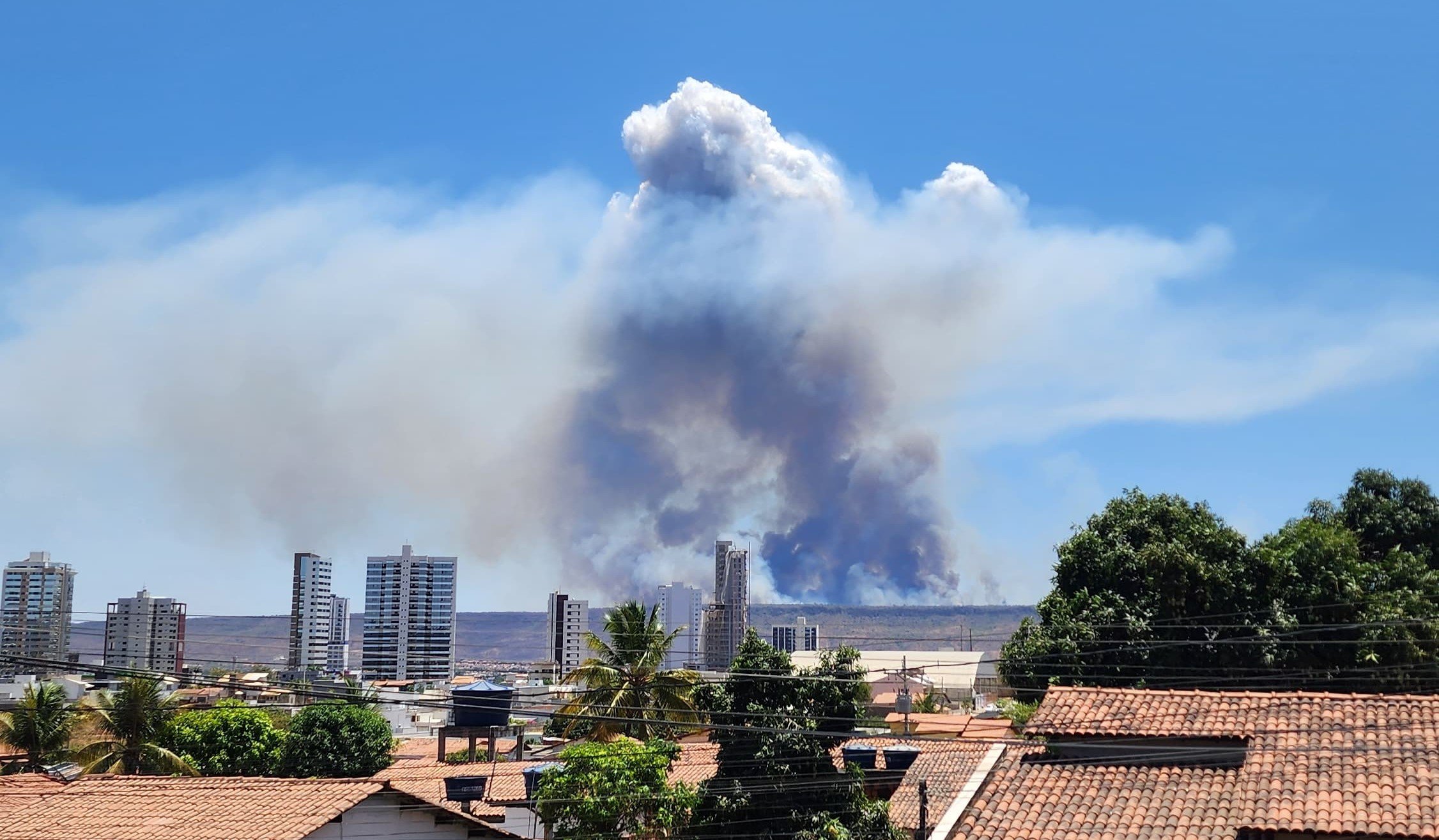 Incêndio florestal atinge área próxima de aeroporto regional, serra da bandeira, Barreiras, oeste da Bahia