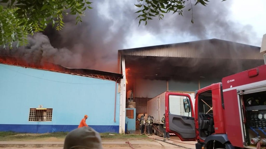 incêndio destruiu fábrica de produtos químicos e um homem foi encontrado morto, em Barreiras, oeste da bahia