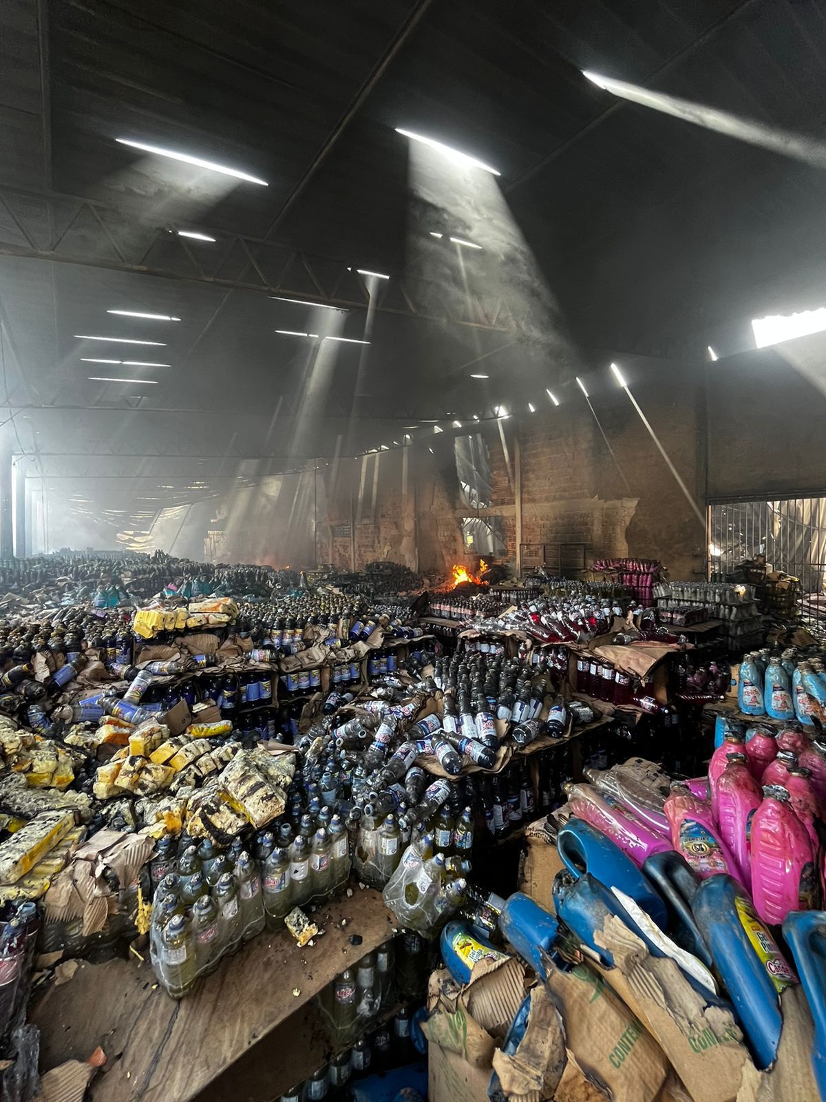 incêndio destruiu fábrica de produtos químicos e um homem foi encontrado morto, em Barreiras, oeste da bahia