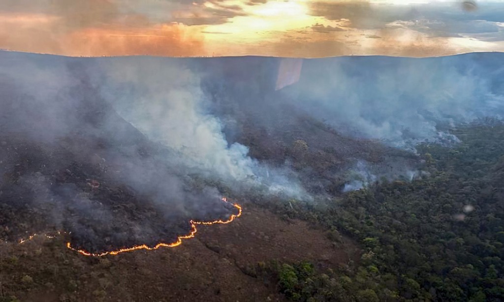 Incêndio queima 10 mil hectares do Parque da Chapada dos Veadeiros Incêndio queima 10 mil hectares do Parque da Chapada dos Veadeiros