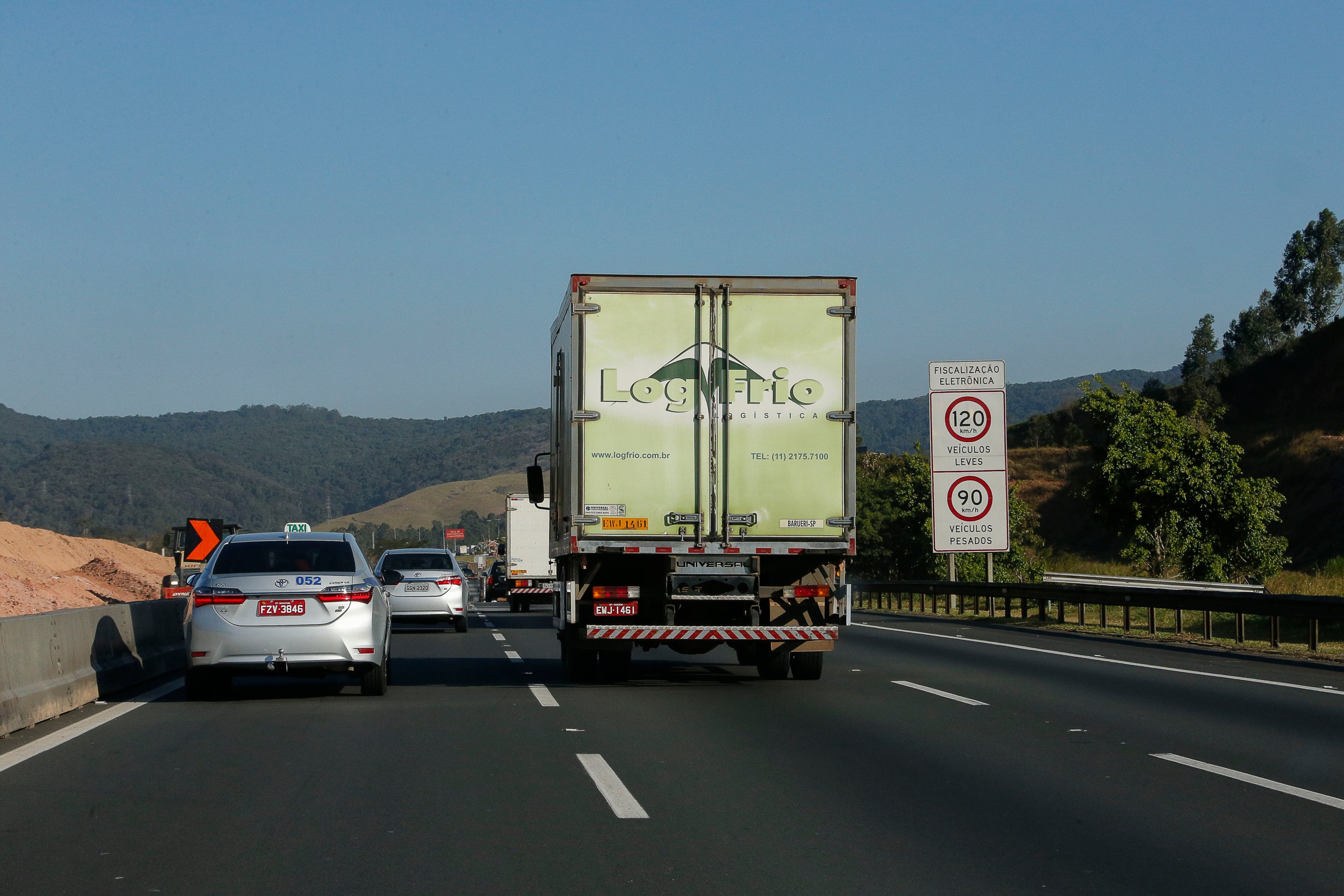 caminhão em rodovia, inmetro